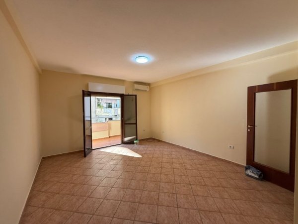 Tirane, jepet me qera zyre Kati 3, 109 m² 750 € (KOMUNA E PARISIT TEK LULISHTJA)