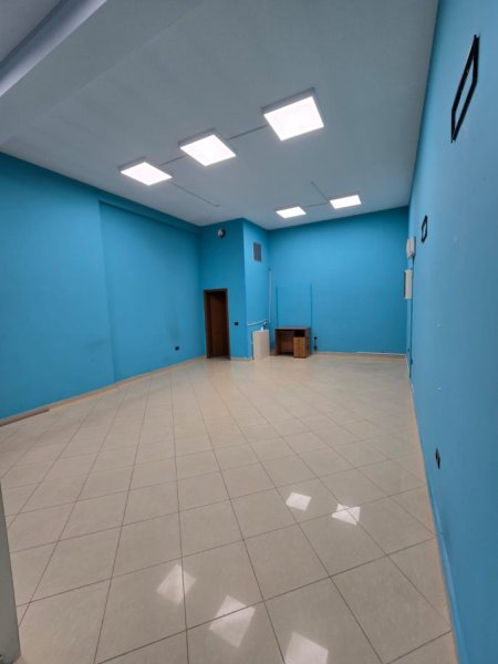 Tirane, jepet me qera ambjent biznesi , 73 m² 600 € (Përballë Kompleksit Delijorgji)