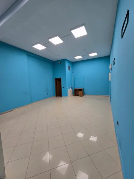 Tirane, jepet me qera ambjent biznesi , 73 m² 600 € (Përballë Kompleksit Delijorgji)