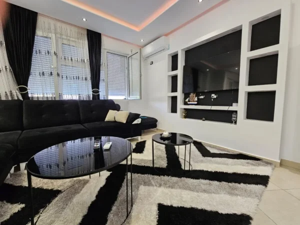 Tirane, jepet me qera apartament 2+1+Ballkon+ post parkimi  Kati 2, 110 m² 800 € LIQENI THATË