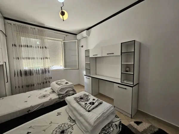 Tirane, jepet me qera apartament 2+1+Ballkon+ post parkimi  Kati 2, 110 m² 800 € LIQENI THATË