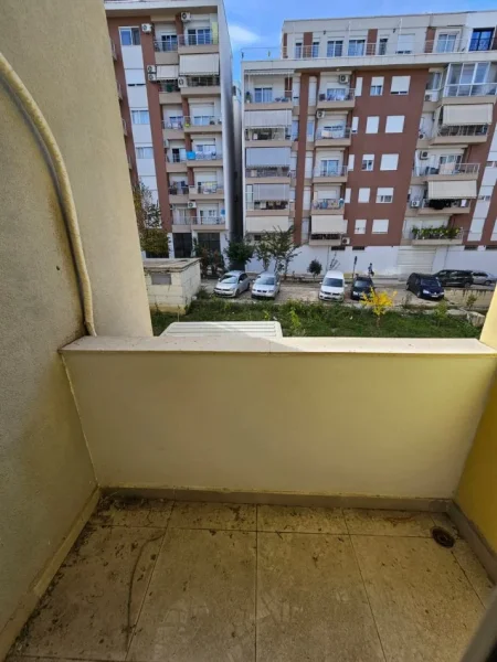 Tirane, jepet me qera apartament 2+1+Ballkon+ post parkimi  Kati 2, 110 m² 800 € LIQENI THATË