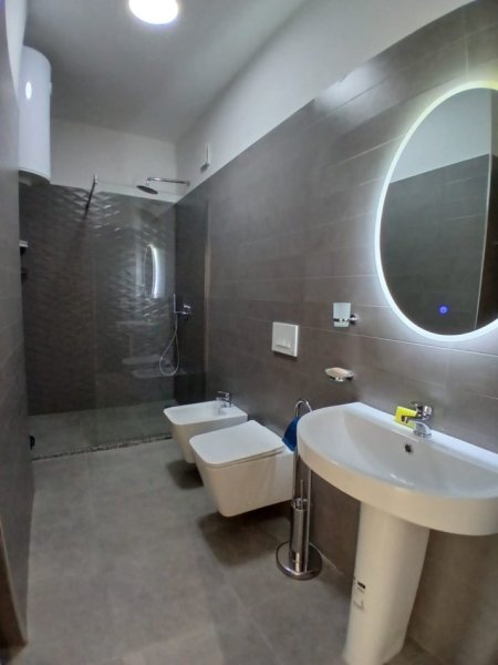 Tirane, jepet me qera apartament 2+1 , 1.000 € (Zogu i zi)