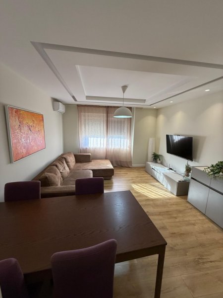Tirane, jepet me qera apartament 2+1 , 85 m² 1.000 € (Bllok)