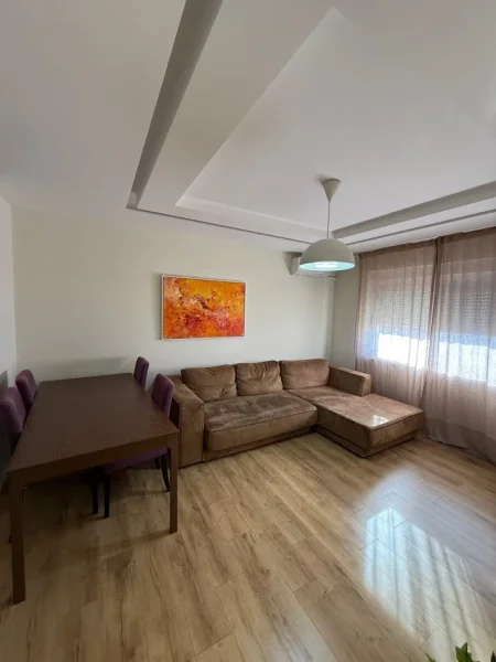Tirane, jepet me qera apartament 2+1 , 85 m² 1.000 € (Bllok)