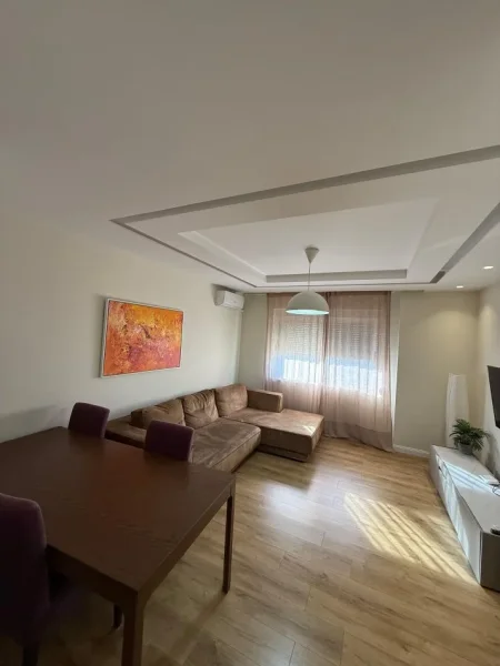 Tirane, jepet me qera apartament 2+1 , 85 m² 1.000 € (Bllok)