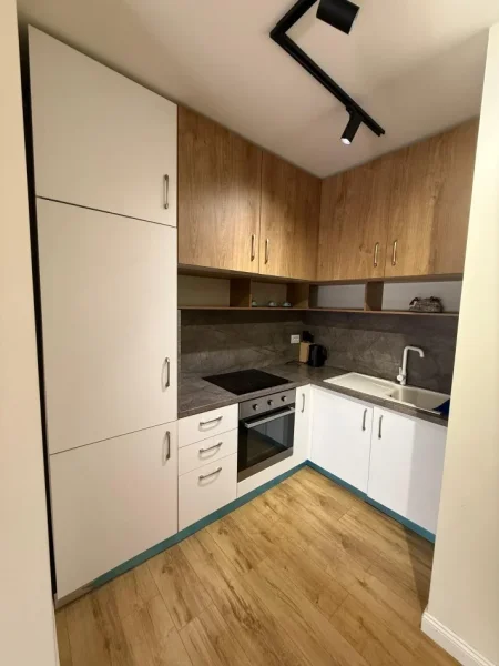 Tirane, jepet me qera apartament 2+1 , 85 m² 1.000 € (Bllok)