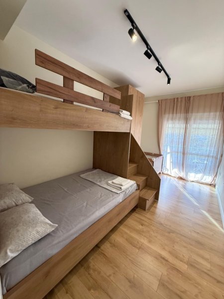Tirane, jepet me qera apartament 2+1 , 85 m² 1.000 € (Bllok)