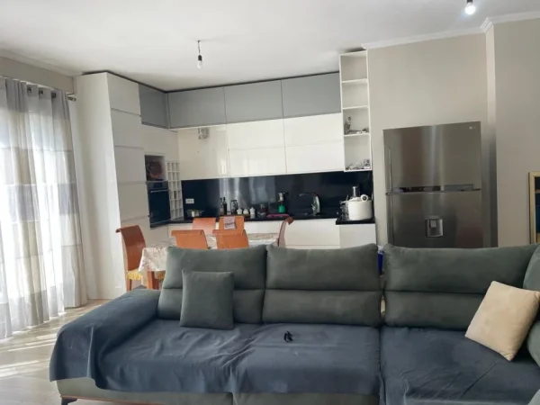 Tirane, shitet apartament 3+1+Ballkon Kati 5