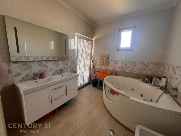 Tirane, jepet me qera apartament+verande | Penthouse 2+1+Aneks+Ballkon Kati 10, 294 m² 1.300 € (Selvia)