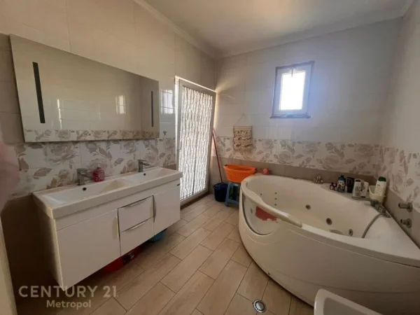 Tirane, jepet me qera apartament+verande | Penthouse 2+1+Aneks+Ballkon Kati 10, 294 m² 1.300 € (Selvia)