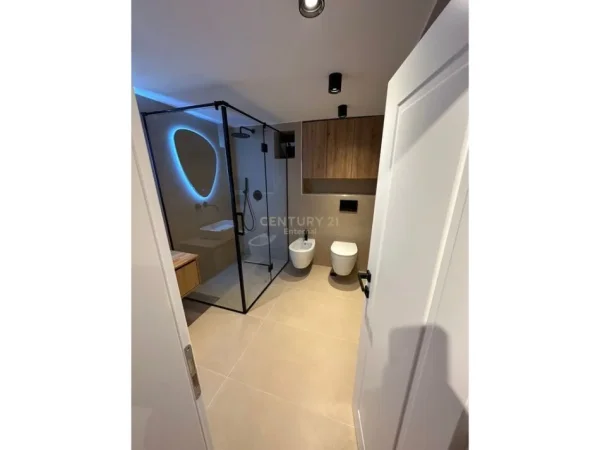 Tirane, jepet me qera apartament 2+1 Kati 1, 90 m² 700 € (Rr. Mihal Grameno)