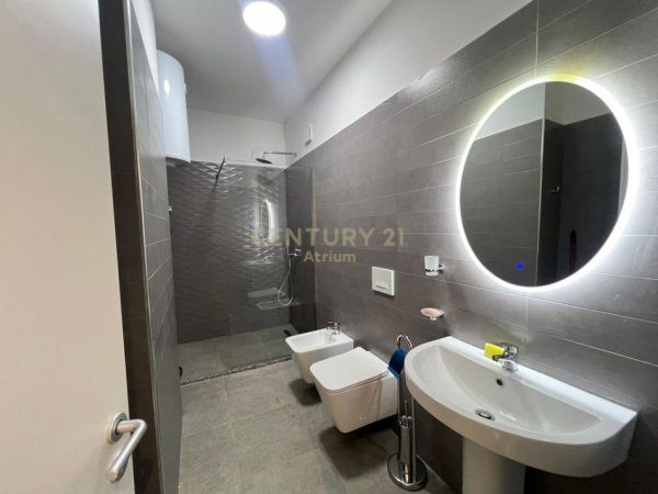 Tirane, jepet me qera apartament 2+1 Kati 4, 100 m² 1.000 € (Zogu i Zi)