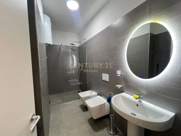 Tirane, jepet me qera apartament 2+1 Kati 4, 100 m² 1.000 € (Zogu i Zi)