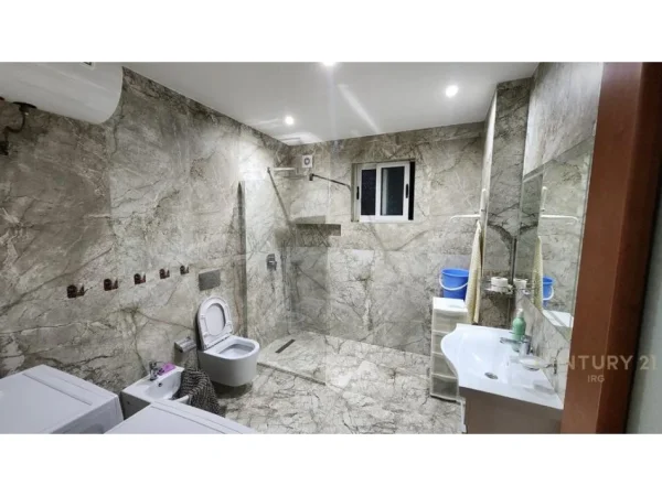 Tirane, jepet me qera apartament 3+1 Kati 4, 135 m² 800 € (Kristal Center)