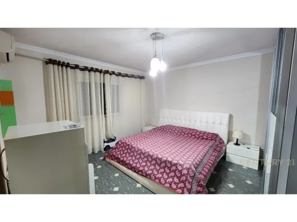 Tirane, jepet me qera apartament 3+1 Kati 4, 135 m² 800 € (Kristal Center)