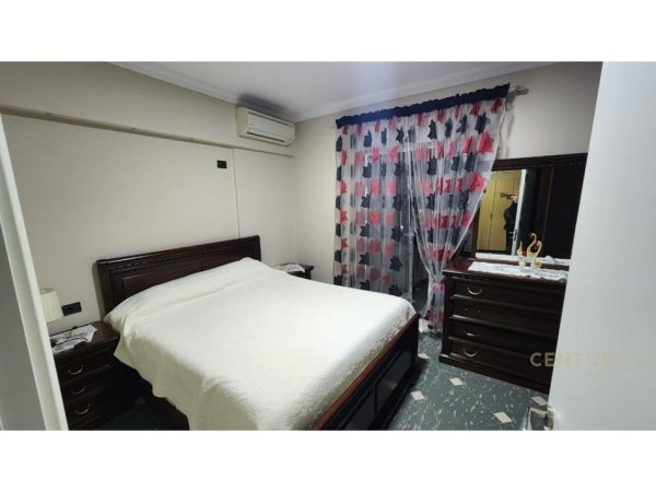 Tirane, jepet me qera apartament 3+1 Kati 4, 135 m² 800 € (Kristal Center)