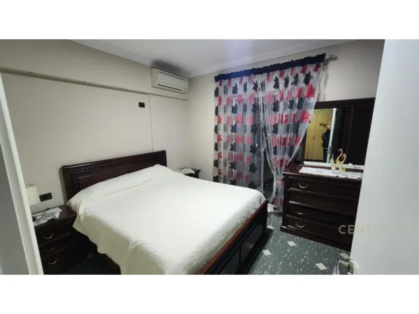 Tirane, jepet me qera apartament 3+1 Kati 4, 135 m² 800 € (Kristal Center)