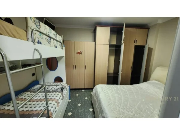 Tirane, jepet me qera apartament 3+1 Kati 4, 135 m² 800 € (Kristal Center)