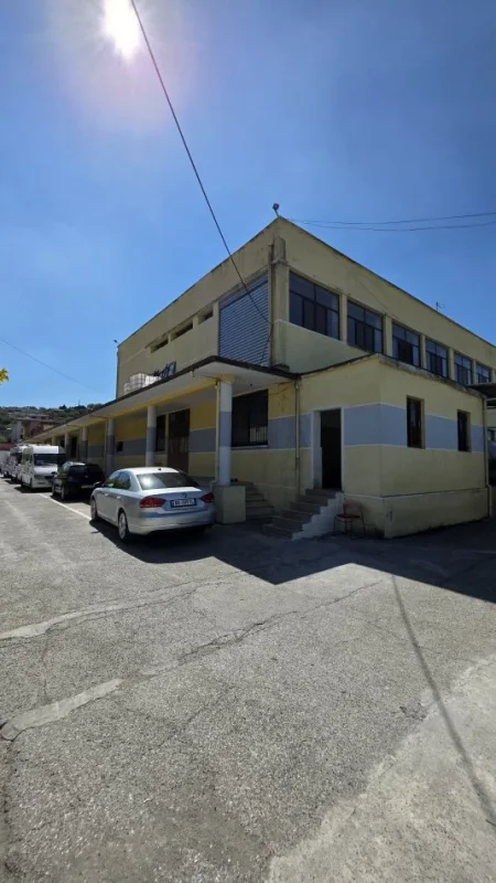 Lushnje, shitet ambjent biznesi Kati 0, 2.000 m² 