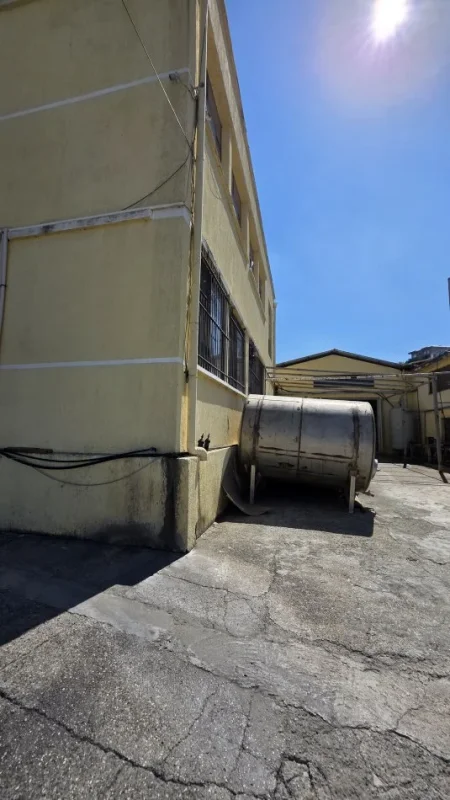 Lushnje, shitet ambjent biznesi Kati 0, 2.000 m² 