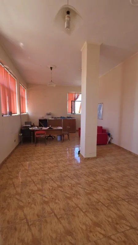 Lushnje, shitet ambjent biznesi Kati 0, 2.000 m² 