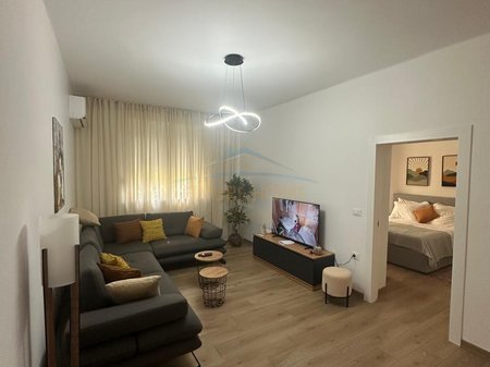 Tirane, jepet me qera apartament 2+1 Kati 2, 88 m² 850 € 