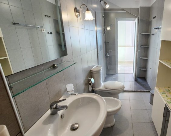 Tirane, jepet me qera apartament+verande | Penthouse 3+1+Ballkon Kati 7, 356 m² 1.500 € (Liqeni Artificial)