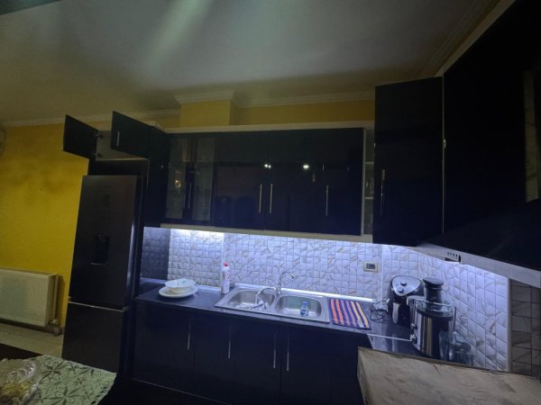 Tirane, jap me qera apartament 2+1 , 600 € 