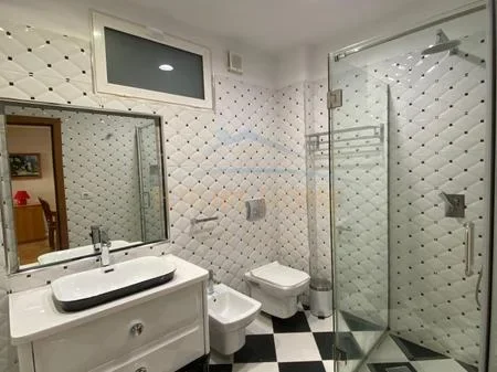 Tirane, jepet me qera apartament 2+1 Kati 4, 102 m² 1.300 € 