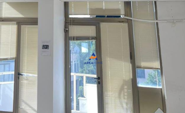 Tirane, jepet me qera zyre Kati 4, 200 m² 3.000 € (SHESHI WILLSON)