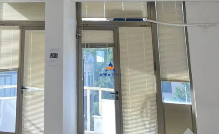 Tirane, jepet me qera zyre Kati 4, 200 m² 3.000 € (SHESHI WILLSON)