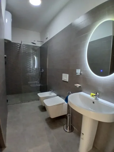 Tirane, jepet me qera apartament 2+1 , 76 m² 1.000 € 