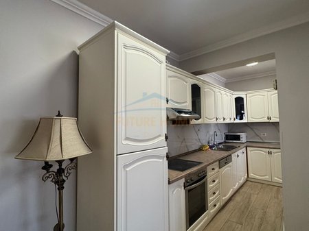 Tirane, jepet me qera apartament 3+1 Kati 6, 125 m² 1.000 € 