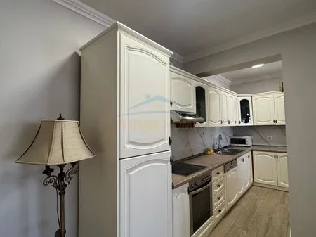 Tirane, jepet me qera apartament 3+1 Kati 6, 125 m² 1.000 € 