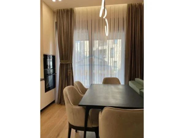 Tirane, jepet me qera apartament 1+1+Ballkon Kati 3, 70 m² 900 € (Rruga e Kosovarve)