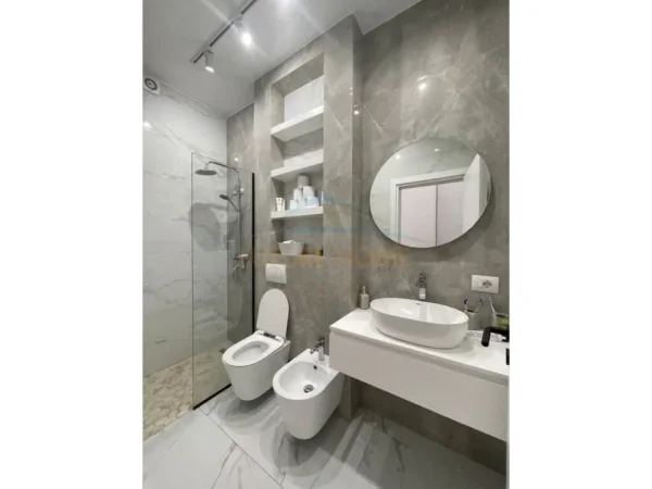 Tirane, jepet me qera apartament 1+1+Ballkon Kati 3, 70 m² 900 € (Rruga e Kosovarve)