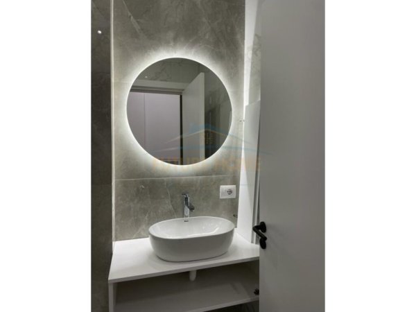 Tirane, jepet me qera apartament 1+1+Ballkon Kati 3, 70 m² 900 € (Rruga e Kosovarve)