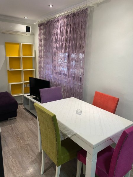 Tirane, jepet me qera apartament 2+1+Ballkon Kati 2, 80 m² 560 € (Varri Bamit/Rr.Kujtim Laro)