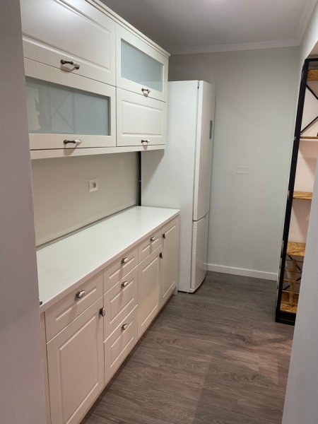 Tirane, jepet me qera apartament 2+1+Ballkon Kati 2, 80 m² 560 € (Varri Bamit/Rr.Kujtim Laro)