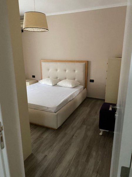Tirane, jepet me qera apartament 2+1+Ballkon Kati 2, 80 m² 560 € (Varri Bamit/Rr.Kujtim Laro)
