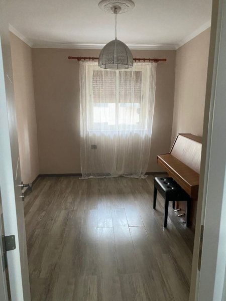 Tirane, jepet me qera apartament 2+1+Ballkon Kati 2, 80 m² 560 € (Varri Bamit/Rr.Kujtim Laro)