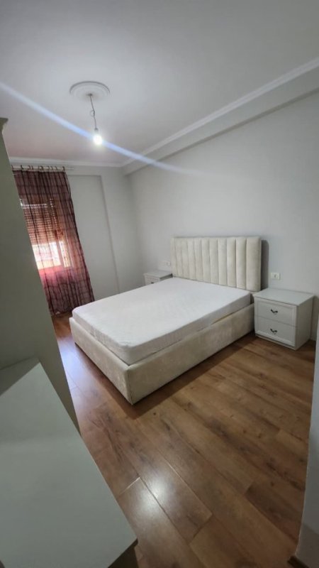 Tirane, jepet me qera apartament 1+1+Ballkon Kati 3, 65 m² 450 € (Astir)