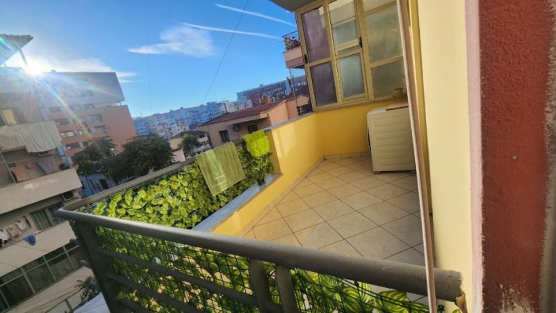 Tirane, jepet me qera apartament 1+1+Ballkon Kati 3, 65 m² 450 € (Astir)