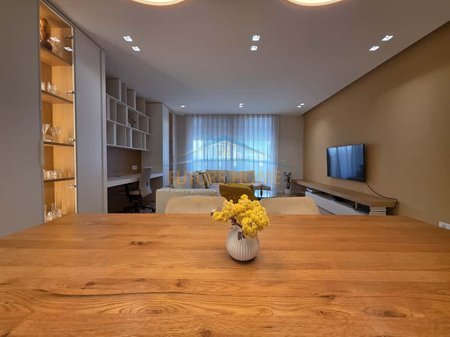 Tirane, jepet me qera apartament 3+1 Kati 6, 160 m² 1.500 € 