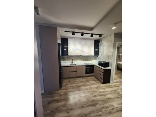 Tirane, jepet me qera apartament 2+1+Ballkon Kati 5, 105 m² 1.000 € (QUARTUM Residence, Rruga Jordan Misja)