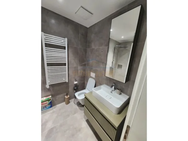 Tirane, jepet me qera apartament 2+1+Ballkon Kati 5, 105 m² 1.000 € (QUARTUM Residence, Rruga Jordan Misja)