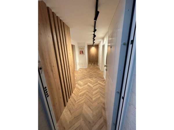 Tirane, jepet me qera apartament 2+1+Ballkon Kati 1, 90 m² 700 € (Rr. Mihal Grameno)