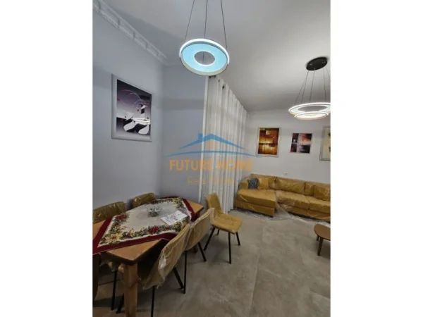 Tirane, jepet me qera apartament 2+1+Ballkon Kati 8, 109 m² 1.100 € (Qender)