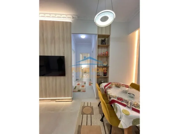 Tirane, jepet me qera apartament 2+1+Ballkon Kati 8, 109 m² 1.100 € (Qender)